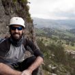 Esperando turno - Esperando que saliera el último escalador de una cordada de tres en la base de la vía Capac-ñan. Afortunadamente, aunque no es muy segura, es bastante cómoda y amplia.